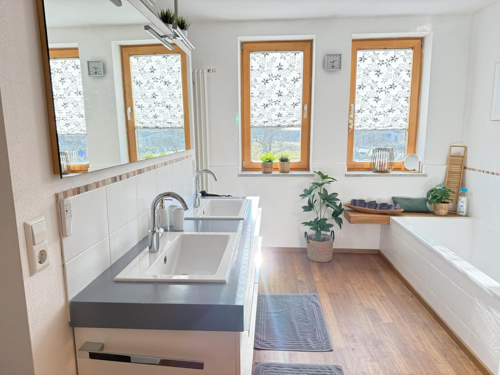 Fe Wo Brunnen - 120 Qm - Ruhige Lage - Viel Natur- Komfortabel - Grosser Balkon Und Garten Memmingen Buitenkant foto